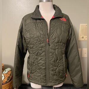 Ladies quilted North Face Jacket size Medium Olive/Salmon - EUC